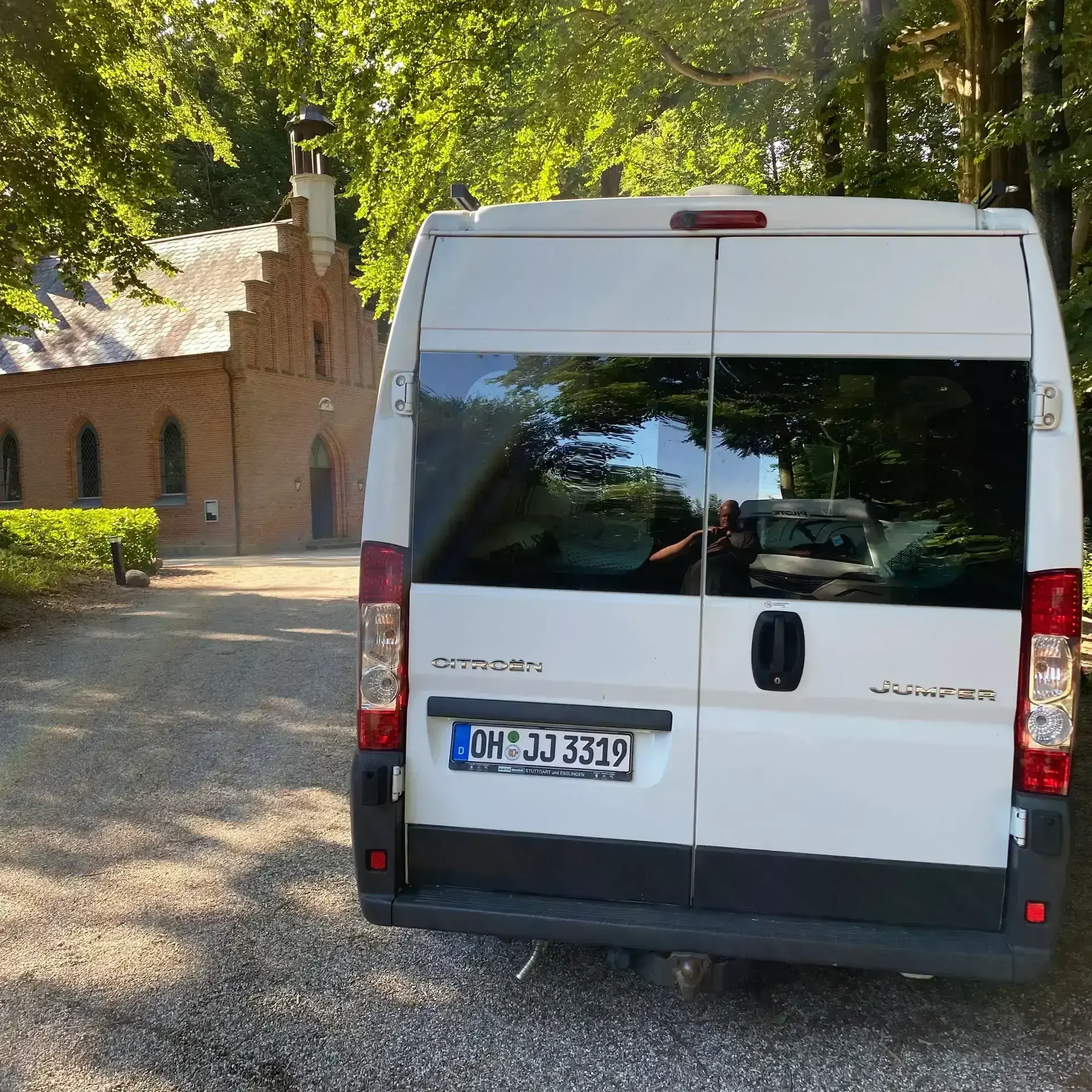 Unser erster Stellplatz in Dänemark bei einer kleinen Kirche