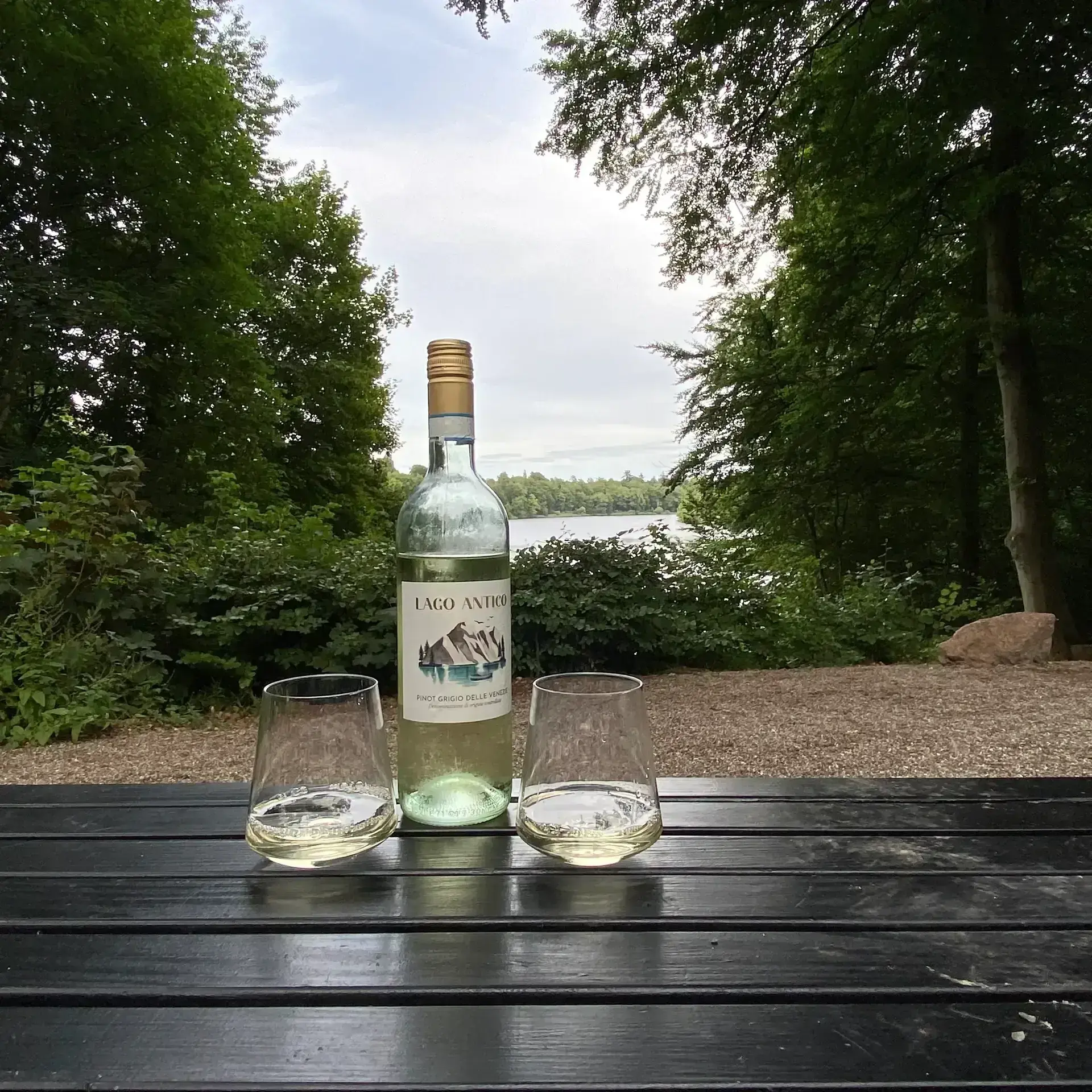 Der erste Abend wird mit Wein und Blick auf den See gefeiert
