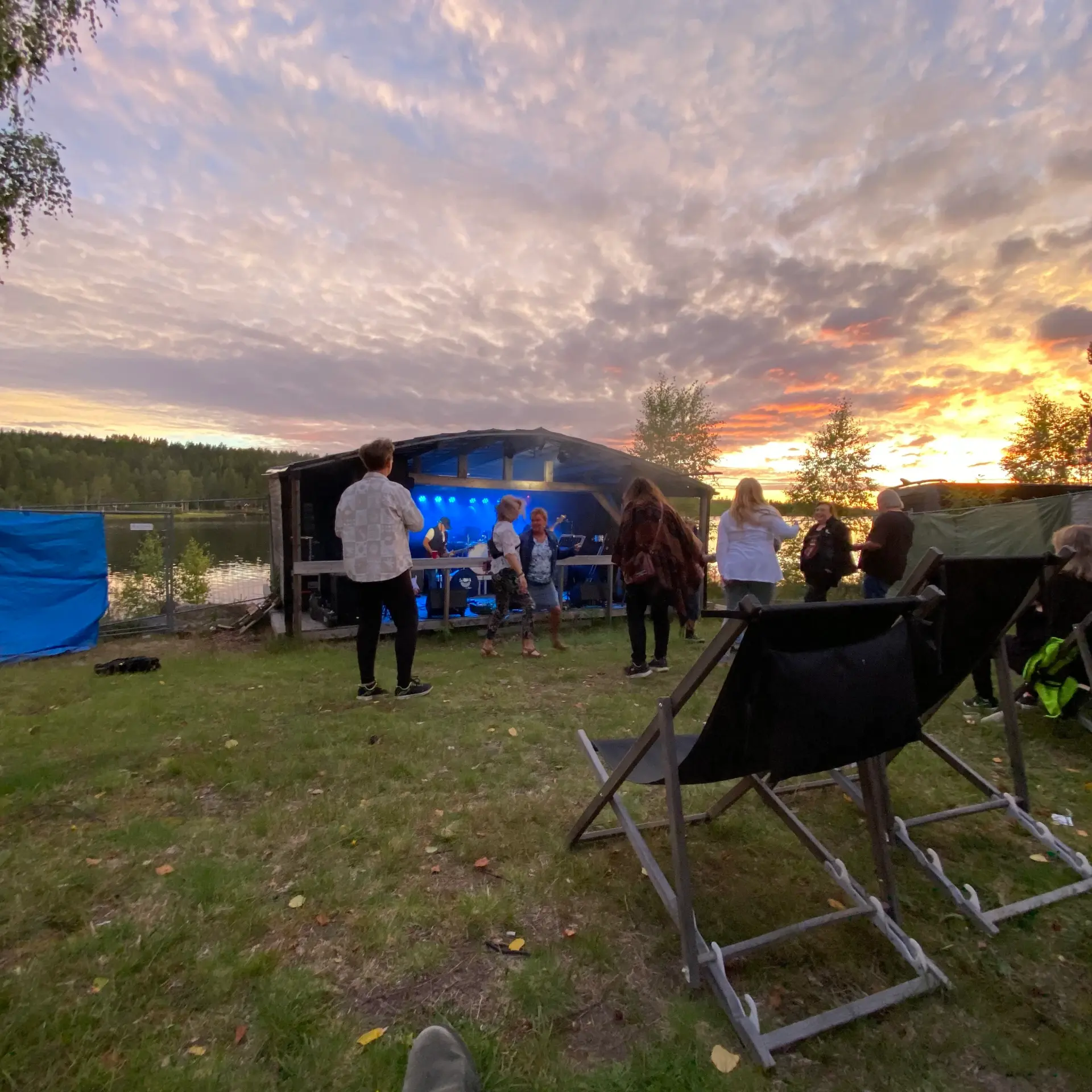 Musikfestival am frühen Abend bei Sonnenuntergang